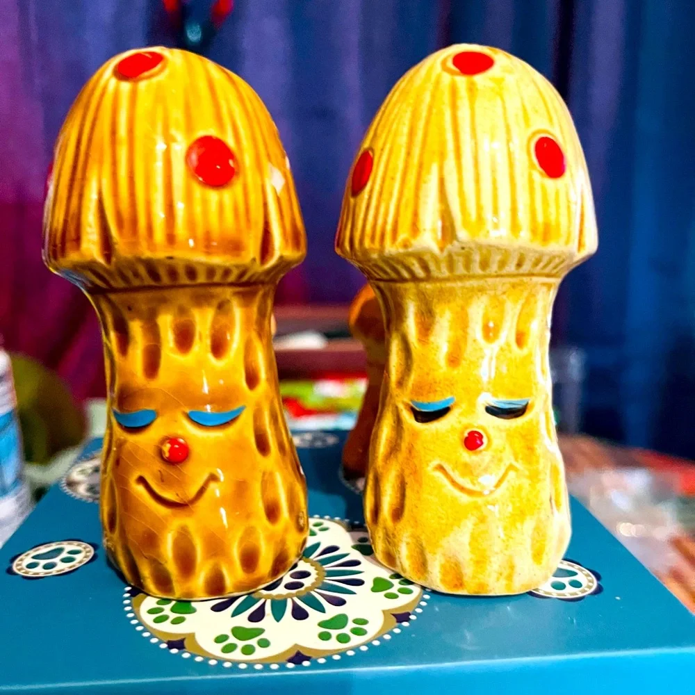 3.7” inch Mushroom happy face ceramic salt and pepper shakers - Picture 1 of 5